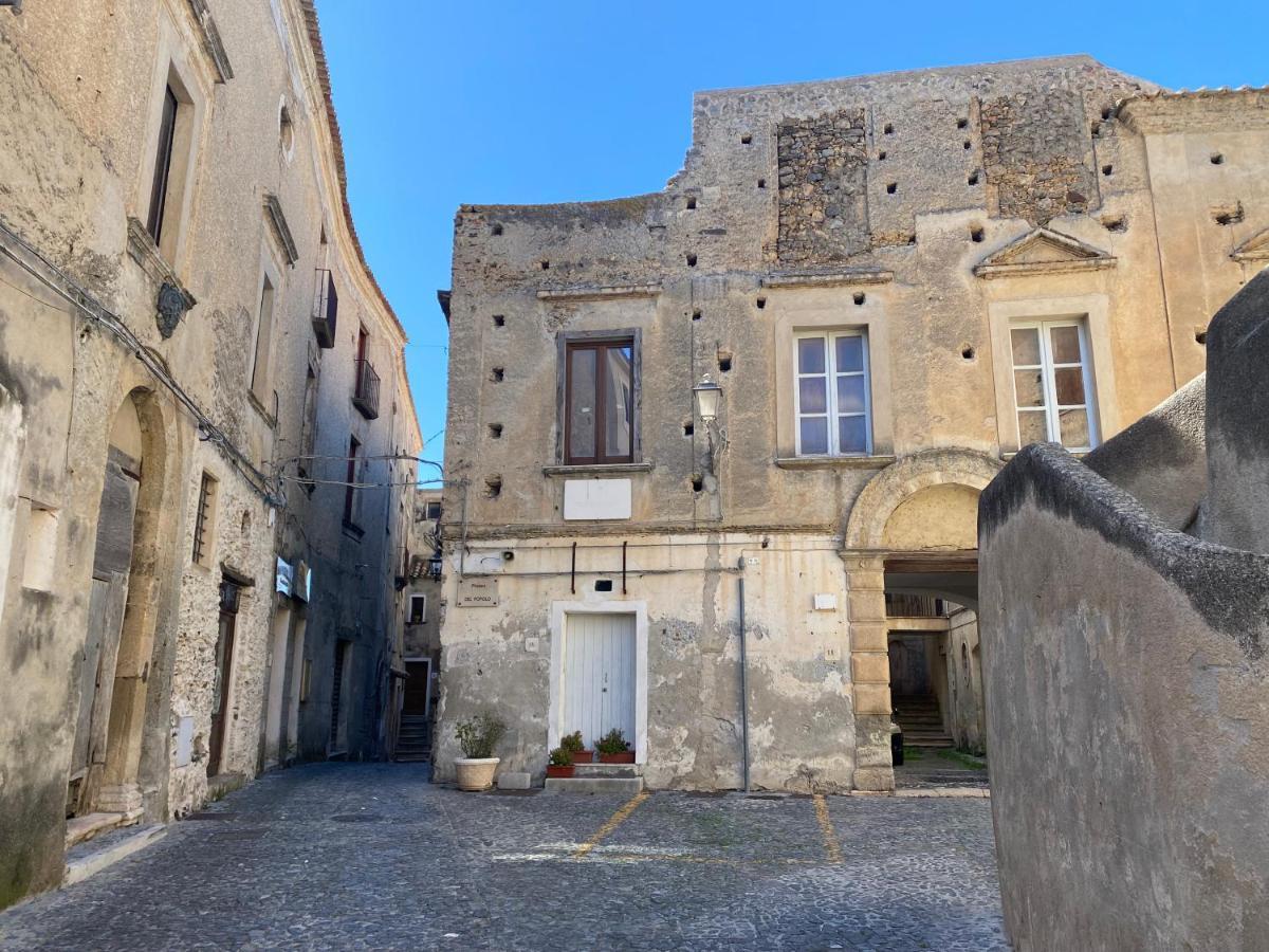 Al Castello Apartment Фиумефредо Бруцио Екстериор снимка