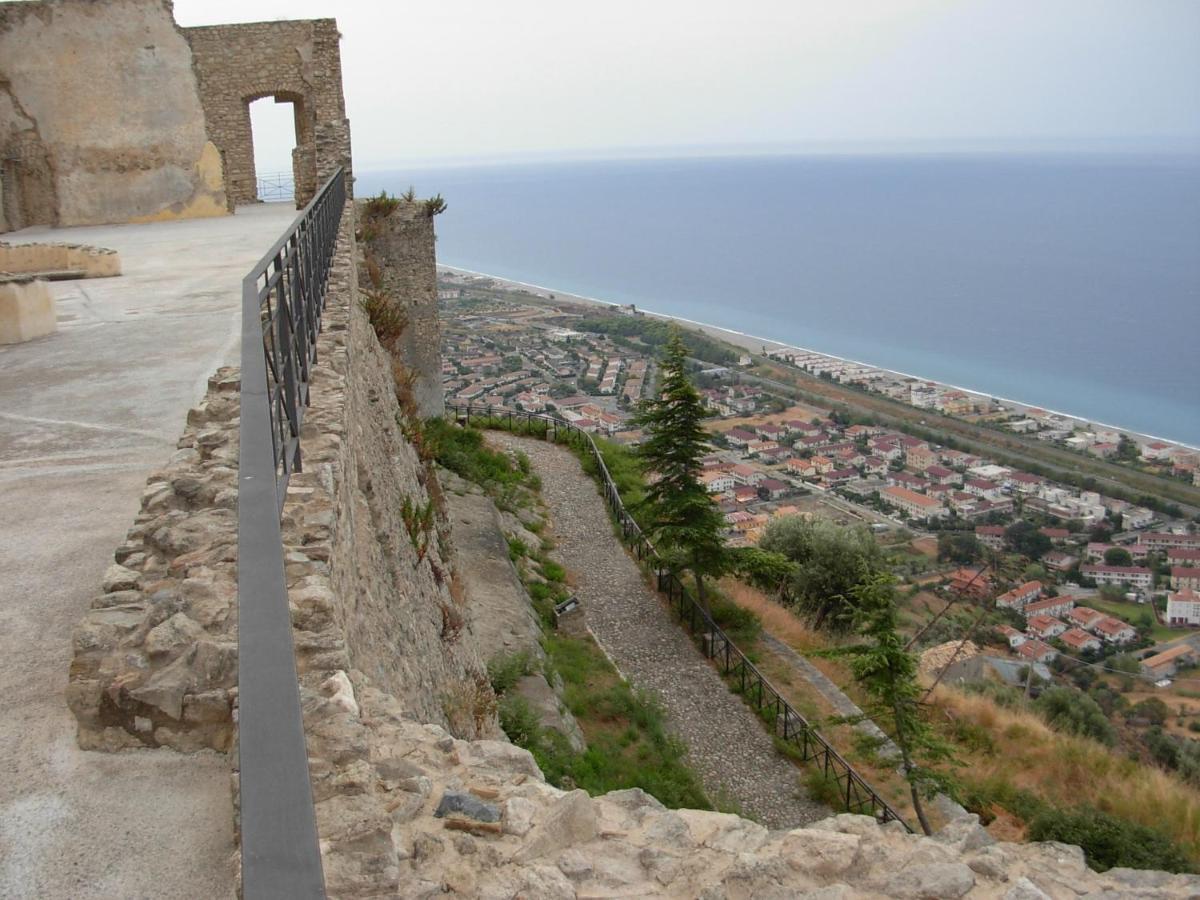 Al Castello Apartment Фиумефредо Бруцио Екстериор снимка
