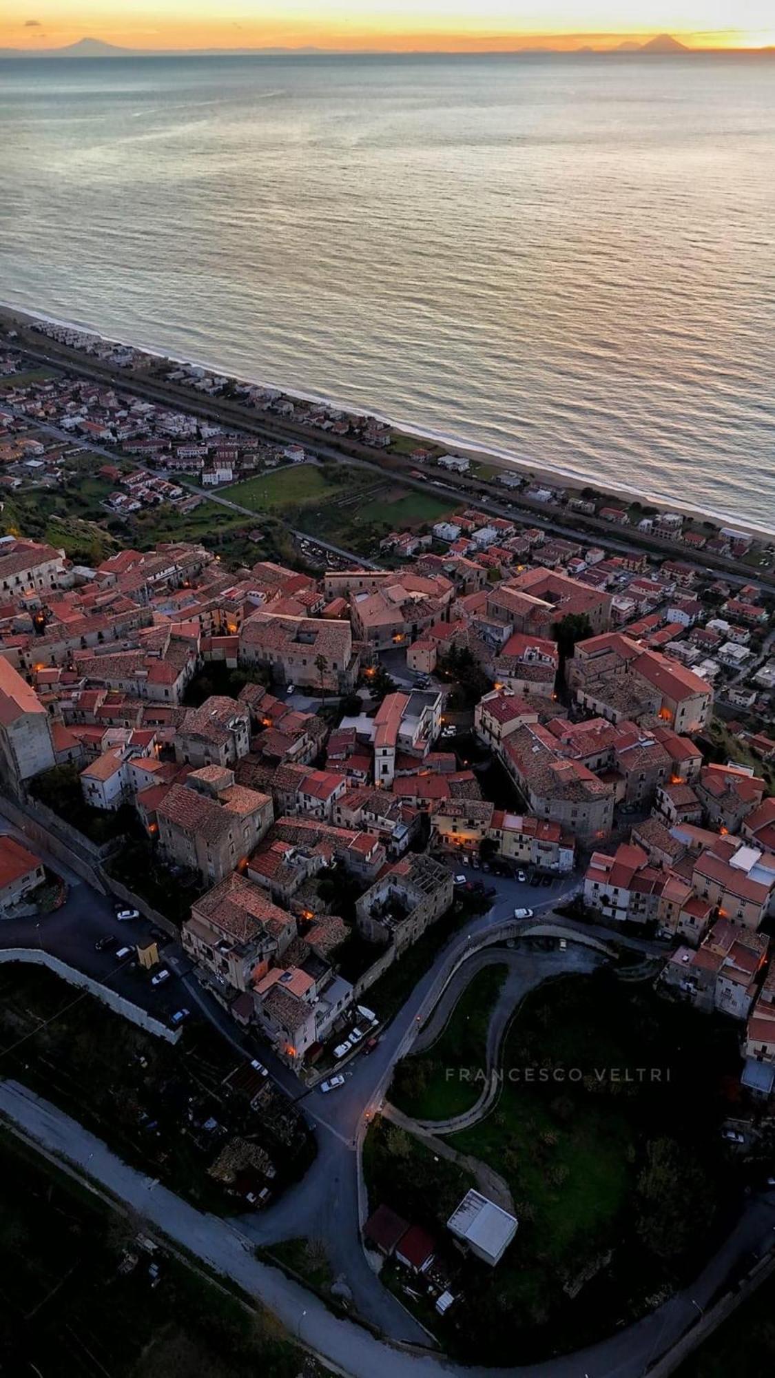 Al Castello Apartment Фиумефредо Бруцио Екстериор снимка