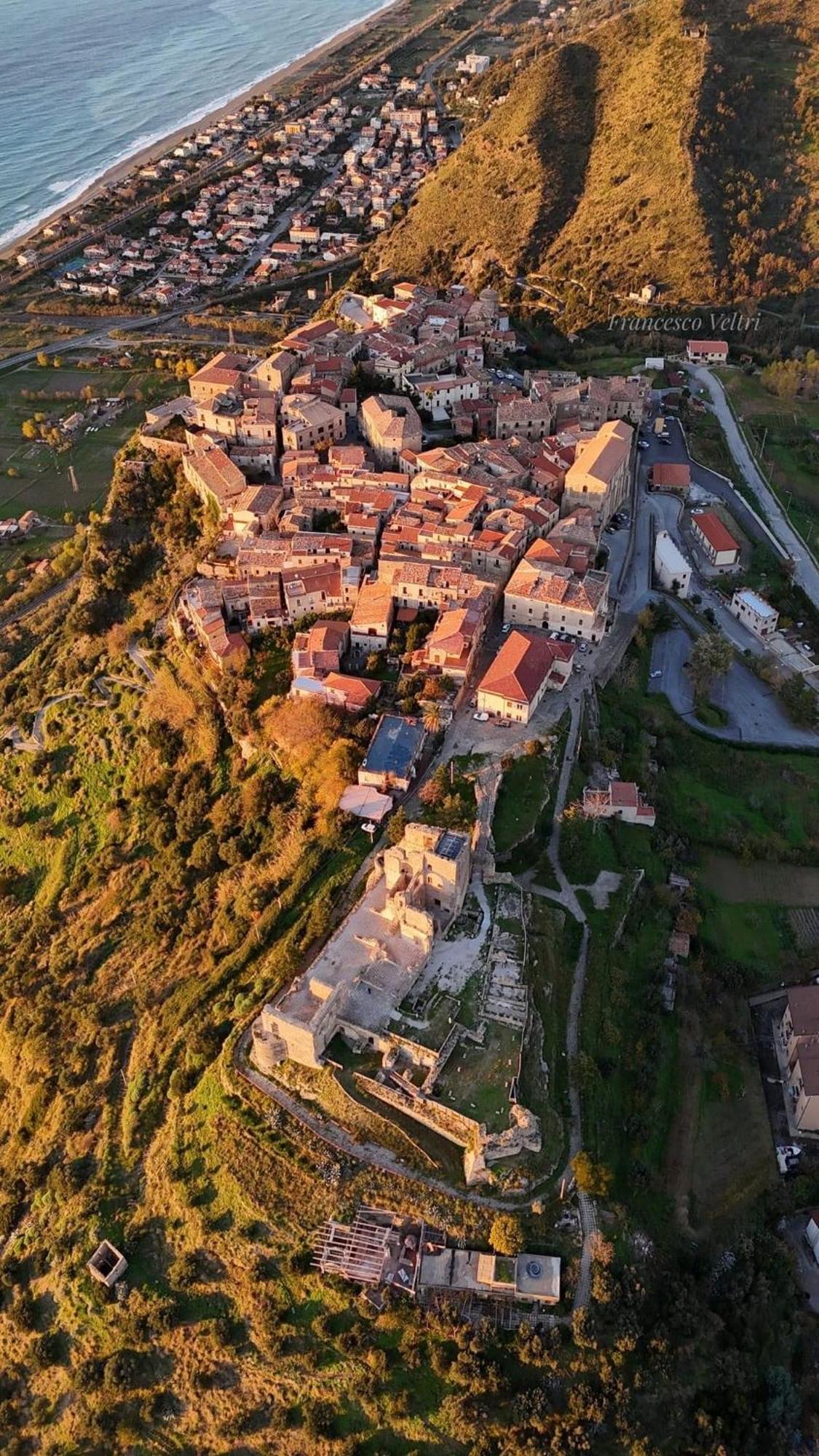 Al Castello Apartment Фиумефредо Бруцио Екстериор снимка