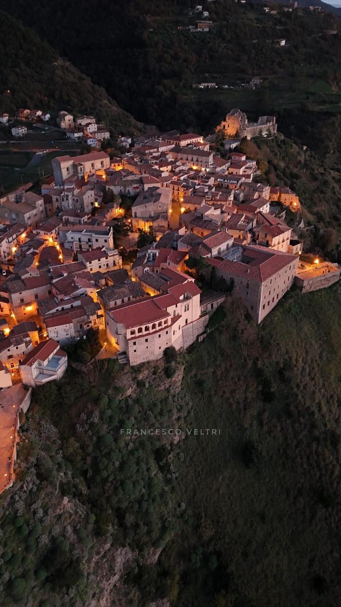 Al Castello Apartment Фиумефредо Бруцио Екстериор снимка