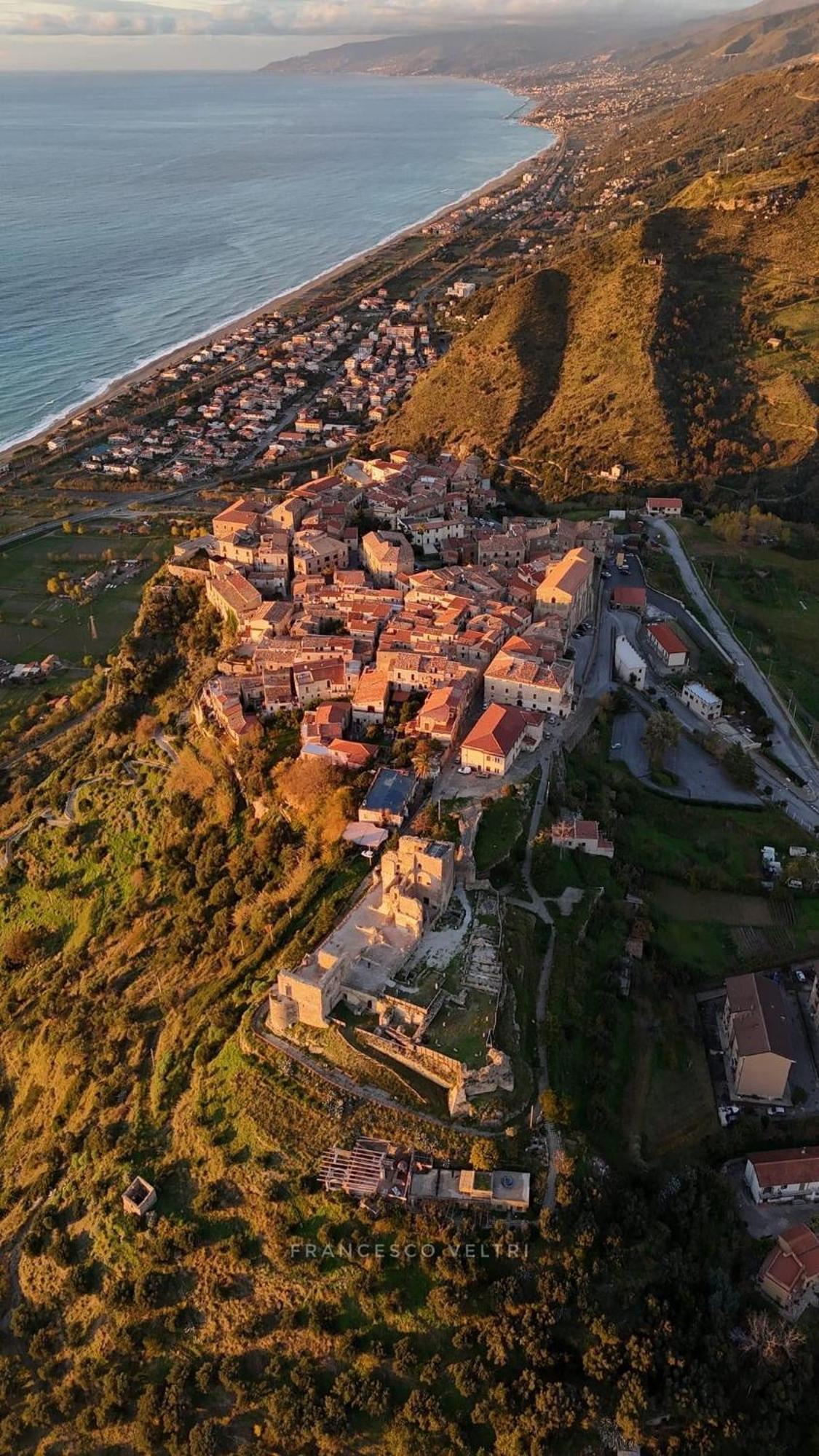 Al Castello Apartment Фиумефредо Бруцио Екстериор снимка
