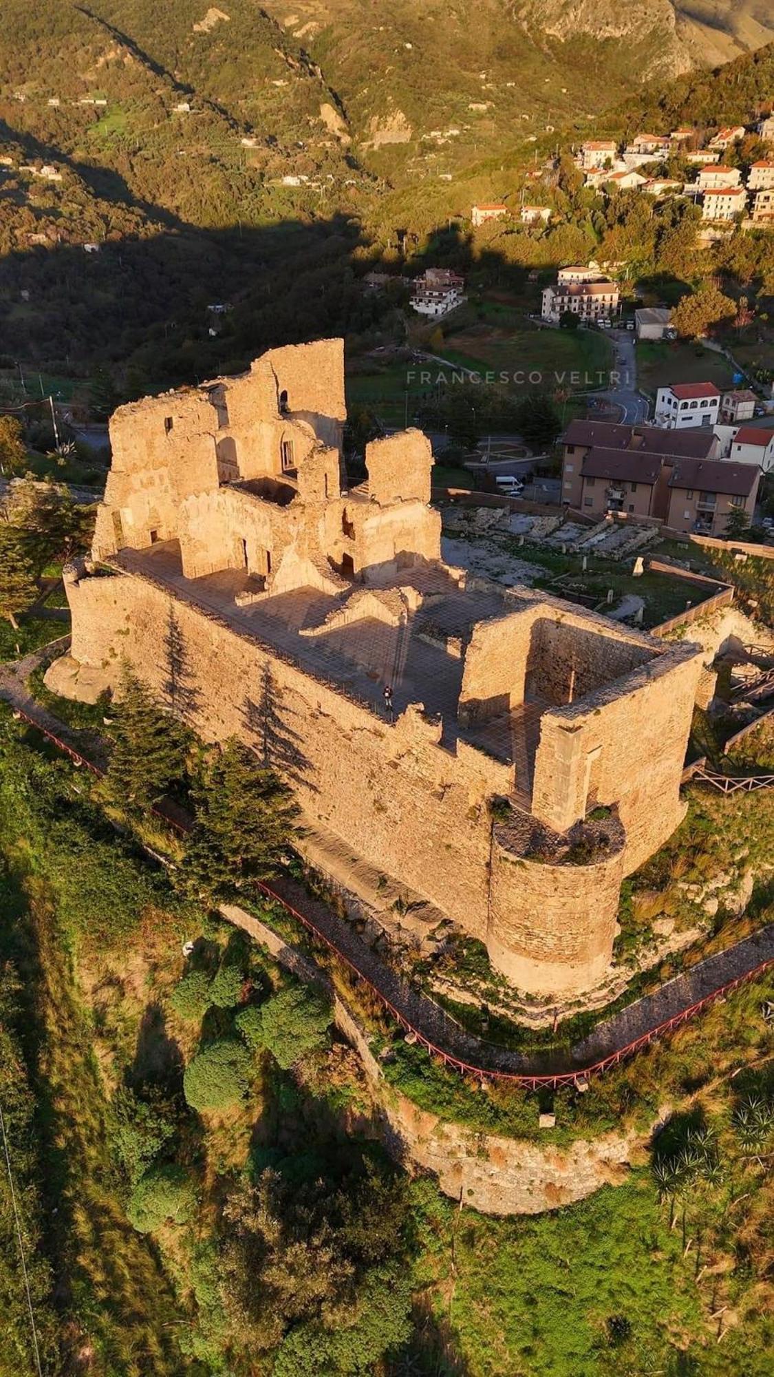 Al Castello Apartment Фиумефредо Бруцио Екстериор снимка
